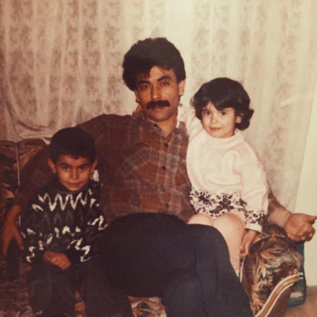 Oyuncu Seray Kaya doğum gününde babasının mezarına gitti!